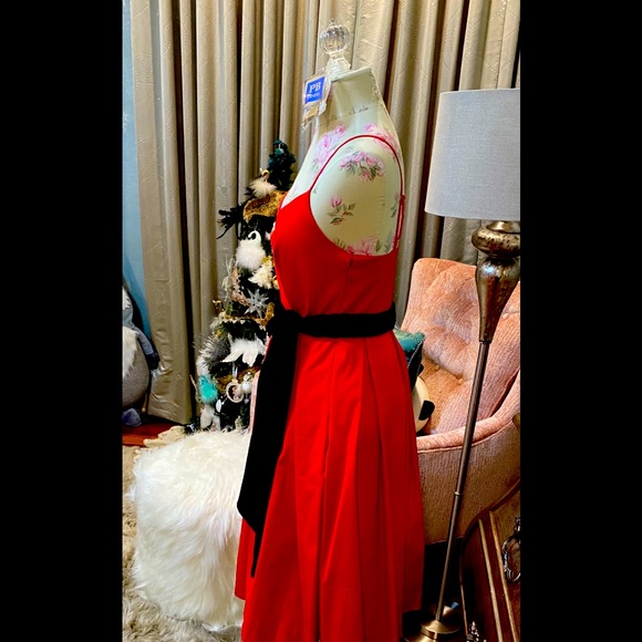 Stunning red satin dress with black velvet sash - Picture 3 of 5